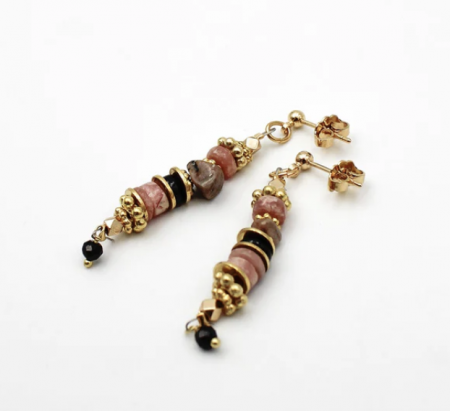 53 - Boucles d\'oreilles tiges heishi rhodonite - ALBA