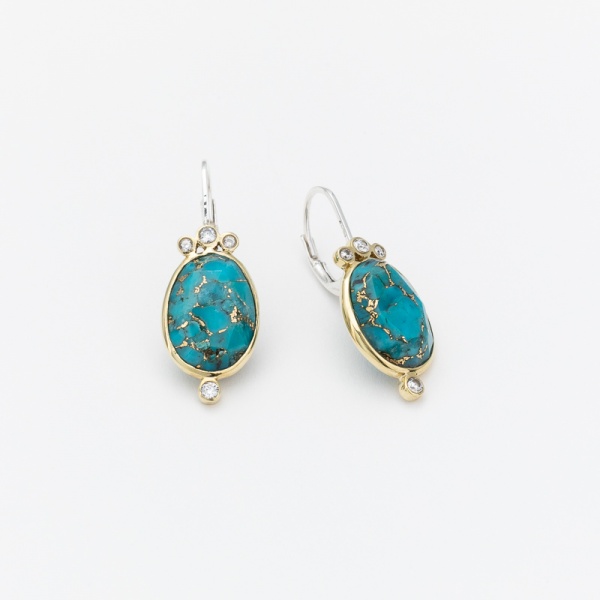 Boucles d\'oreille dormeuses en argent et laiton decorees d\'une copper turquoise et de 4 mini oxydes blancs