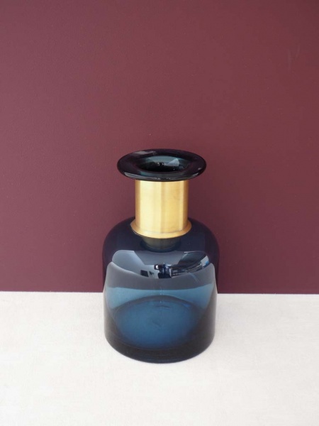 Bouteille bleue de pharmacie col dor�