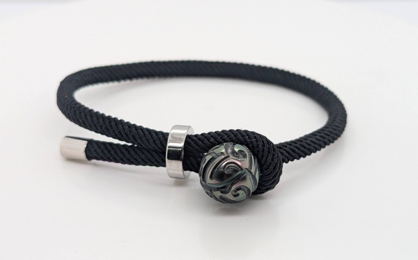 Bracelet codon synth�tique r�glage 1 point et perle de tahiti grav�e R�glable