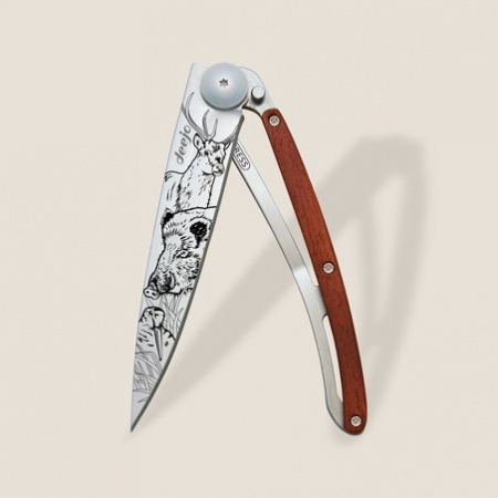 Couteau Deejo 37g - Lame Titane - Manche bois corail - scène de chasse