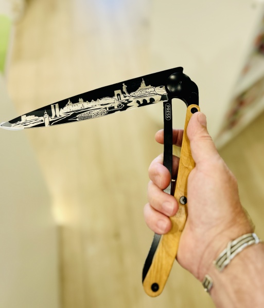 Couteau Deejo 390g - Lame black - Manche olivier - Marseille