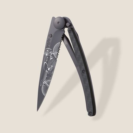 Couteau Deejo serrated 37g - Lame black - Manche fibre de carbone - Caf� racer