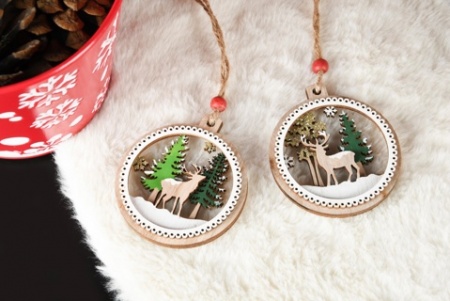 Pendentif boule avec des rennes et des arbres en naturel et vert