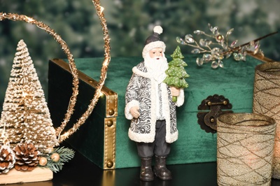 Santa gris et blanc avec des arbres