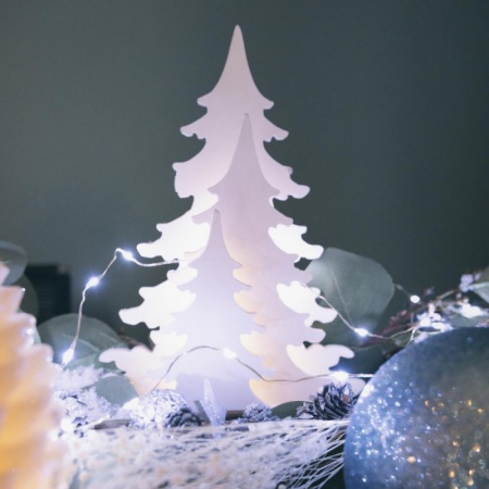 Sapins en bois blanc rétro-éclairés